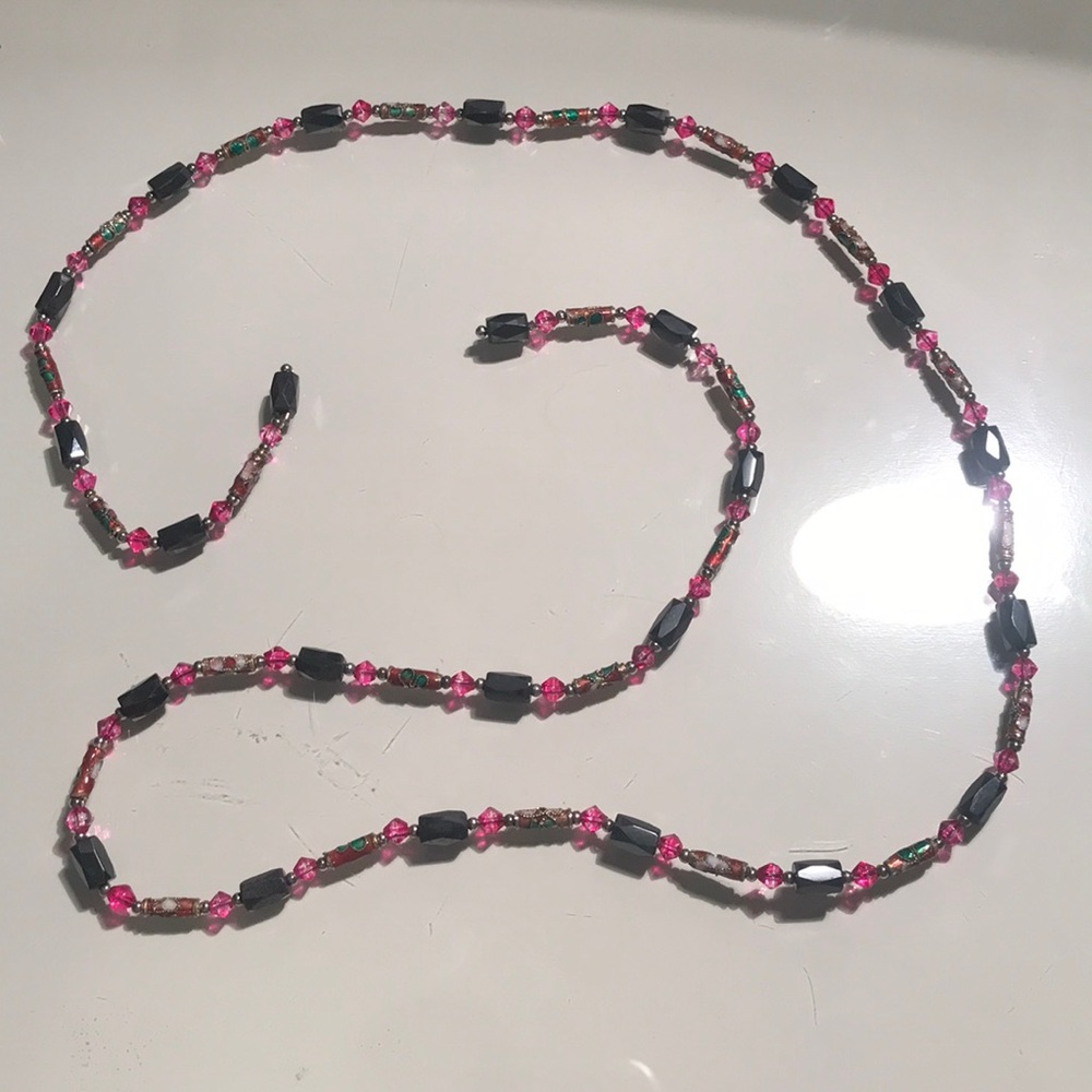 Magnetic adjustable necklace/bracelet